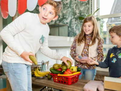 Kinderen spelen winkeltje op de bso