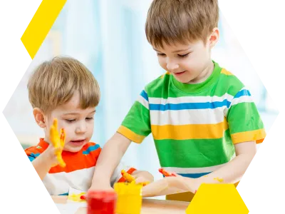 Kinderen die spelen met verf