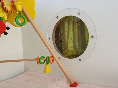 Een foto van een kinderkamer met speelgoed
