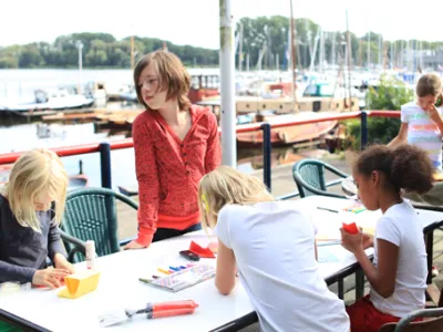 kinderen knutselen aan tafel
