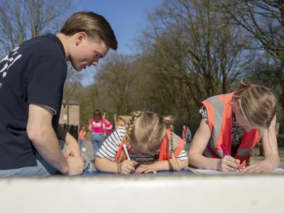 PMer legt iets uit aan de kinderen