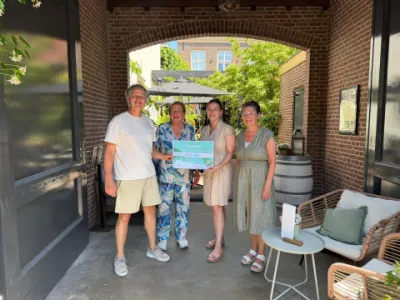 Projectteam overhandigd cheque