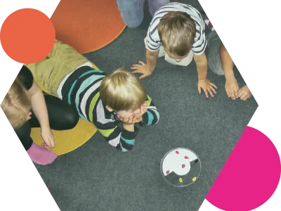 Kinderen spelen spel