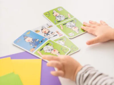 kaartjes op tafel