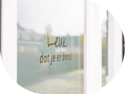 a circular picture of a window with the words leux written on it