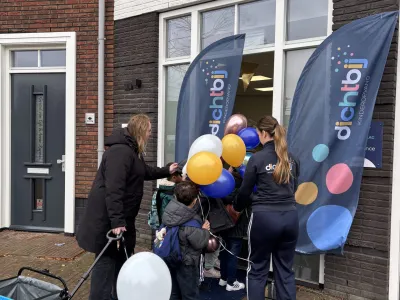 De kinderen gaan naar binnen bij de Dichtbij BSO dependance Hoef en Haag