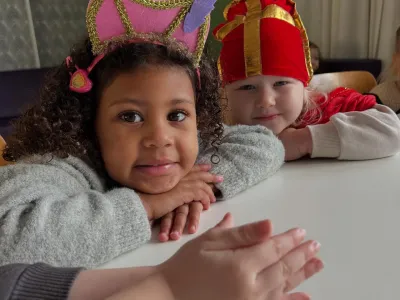 Wat was het weer een feest vandaag! Lieve kindjes, pepernoten, cadeautjes en 2 super leuke pietjes! 🎁 🥰