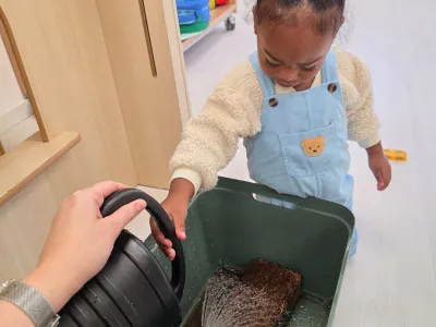 Meisje met gieter; lente thema bij Junglehoek