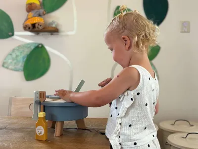 Kinderopvang spelend meisje