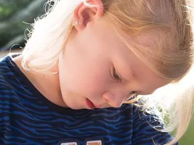 Kleuters knutselen op een locatie van Royal Kids Home
