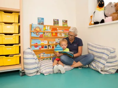 Gezellig samen een boekje lezen.