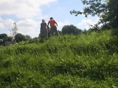 Hand in hand in Beijum in de Groene Long