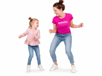Kind en pedagogisch medewerker dansen bij Nannies Kinderopvang in Nijmegen