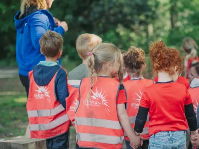 Kinderen van Flekss BSO Breda wandelen samen tijdens een buitenactiviteit