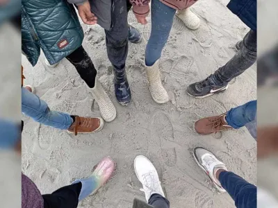 Foto van voeten in het zand.