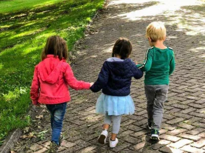 Kinderen lopen over de straat.