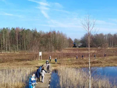 Kinderen wandelen over het pad.