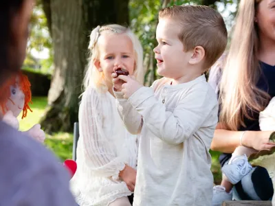 peuter speelt in tuin bij Dichtbij kinderopvang