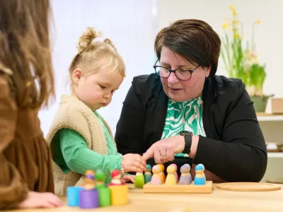 Pedagogisch professional met kind