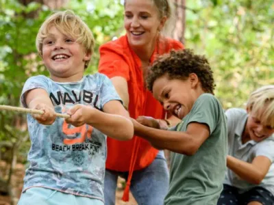 BSO, buitenschoolse opvang, kinderen die touwtrekken
