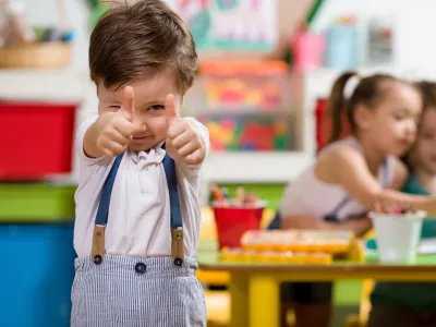 Gelukkige kinderen die samen spelen bij Het Troeteltje in Amsterdam Oud-Zuid.